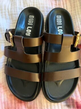 Bibi Lou Lisy Strappy Buckle Sandals Sz 39 8.5  Like New
